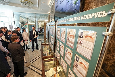 \"Гордимся тем, что нам выпала такая честь\". В Верховном Суде столичным школьникам вручили первые паспорта