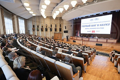 \"Впечатляет буквально все\". Участники \"Первого шага в науку\" о масштабе конференции и современных разработках