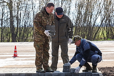 Республиканский субботник: премьер-министр принял участие в благоустройстве братской могилы в Минском районе