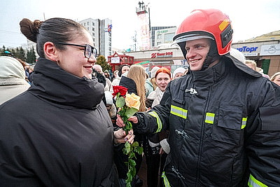 С танцами, цветами и с 30-метровой высоты. Спасатели в Витебске поздравили женщин с 8 Марта