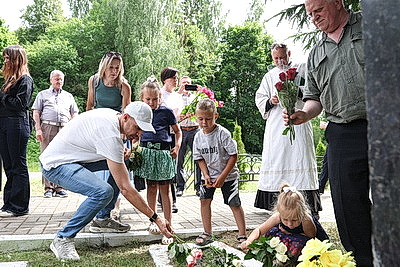 Четыре фамилии, один подвиг. Потомки экипажа Гастелло встретились на месте огненного тарана