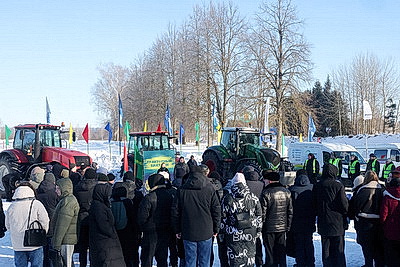Зимнее бездорожье и огневой рубеж: \"Тракторный биатлон\" в Горках испытал на прочность людей и технику