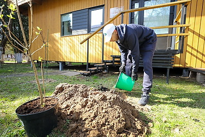 Республиканский субботник: команда БЕЛТА помогла навести порядок в социальном пансионате \"Малиновка\"
