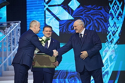 Лукашенко вручил премии \"За духовное возрождение\" и спецпремии Президента
