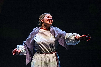 \"Ода белорусской женщине\". Со сцены Купаловского театра читают стихи на \"роднай мове\"