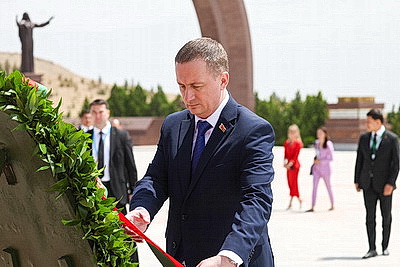 Премьер-министр Беларуси посетил мемориальный комплекс \"Народная память\" в Ашхабаде