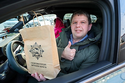 Сотрудники ГАИ традиционно поздравили водителей-мужчин во время праздничной акции в Витебске