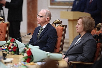 Лукашенко вручил дипломы доктора наук и аттестаты профессора