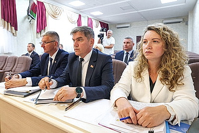 Полевые работы, готовность техники и зерносушилок: Крутой ознакомился с ходом уборочной в Климовичском районе