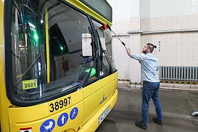 Чистота по регламенту: как готовят к рейсу автобусы, тепловозы и поезда метро