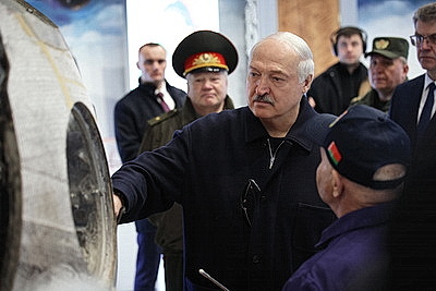 Лукашенко посетил Минский аэроклуб ДОСААФ