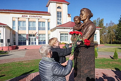 В Шкловском районе открыли скульптуру Героя Социалистического Труда Нины Барановой