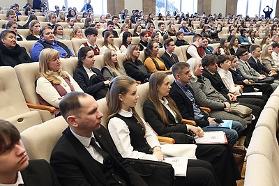 \"Впечатляет буквально все\". Участники \"Первого шага в науку\" о масштабе конференции и современных разработках