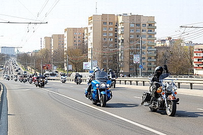 Рев мотора, блеск хрома и невероятная скорость. В Бресте торжественно открыли мотосезон-2026