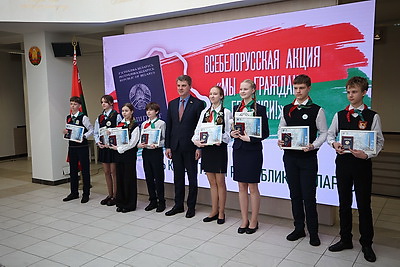 \"Важный день, который останется в памяти\". Столичным школьникам вручили паспорта в Минской ратуше