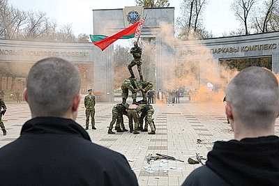 Отправка призывников на срочную военную службу началась в Беларуси