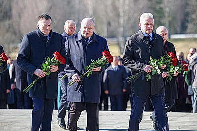 \"Пусть скорбь и печаль обернутся в мужество ваше и силу\". В Хатыни проходит всенародная вахта памяти