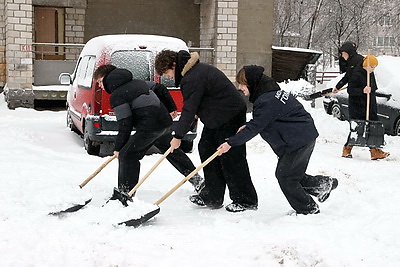 Более 180 единиц спецтехники задействованы на очистке снега в Гомеле