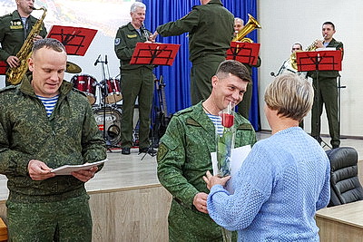 Главный подарок ко Дню матери - время с сыновьями. Солдаты-срочники 38-й бригады поздравили своих мам