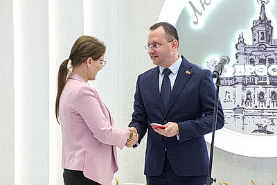 \"Забота о семье - одновременно большой труд и радость\". Восьми брестчанкам вручили орден Матери
