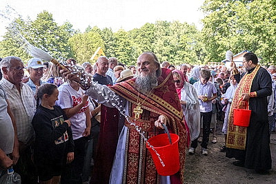 Сквозь века и традиции. Почему тысячи людей стремятся на \"Маковей\" к Голубой кринице