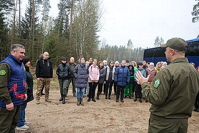 Республиканский субботник: коллектив Администрации Президента принял участие в благоустройстве мемориального комплекса и посадке леса