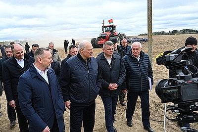 Лукашенко ознакомился с перспективами развития отечественного тракторостроения