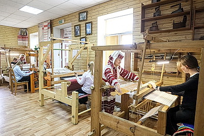 Дизайнерский наряд с кодом предков. Костюмы Малоритского строя вписались в современный гардероб