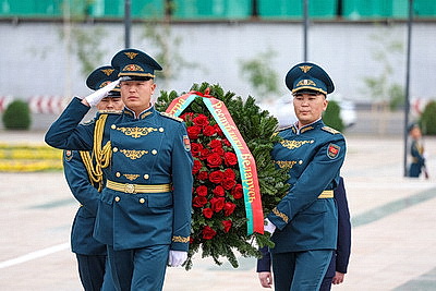 Турчин возложил венок к Вечному огню на Площади Победы в Бишкеке