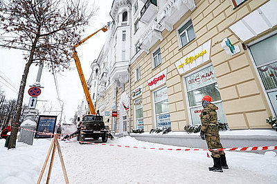 Коммунальщики очищают крыши от снега и сосулек