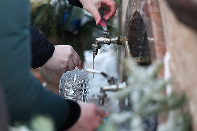 Православные верующие празднуют Крещение Господне