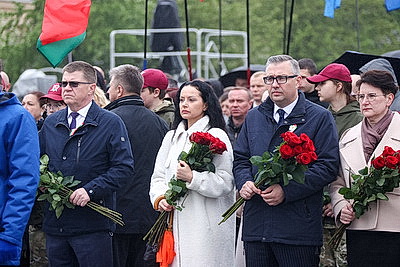 Народное возложение цветов к монументу Победы проходит в Минске