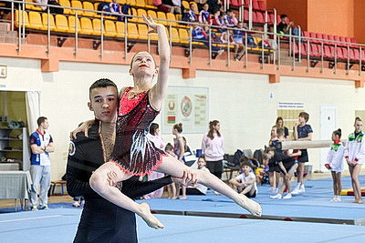 Турнир по спортивной акробатике \"Киндр-сюрприз\" собрал более 200 участников из Беларуси и России
