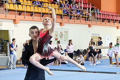 Турнир по спортивной акробатике \"Киндр-сюрприз\" собрал более 200 участников из Беларуси и России