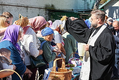Православные верующие отмечают Яблочный Спас