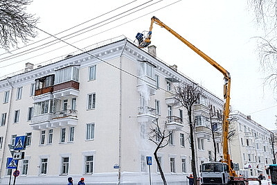 Коммунальщики очищают крыши от снега и сосулек