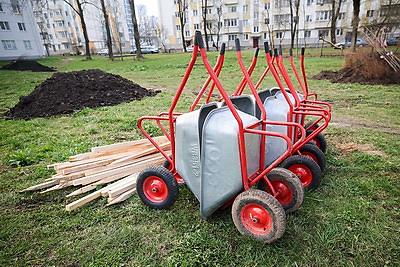 Республиканский субботник: сотрудники Госсекретариата приняли участие в благоустройстве сквера