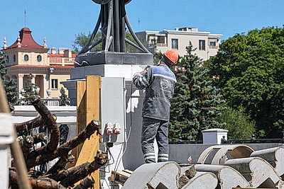 Работа не останавливается и ночью. Как ремонтируют мост через Свислочь в Минске