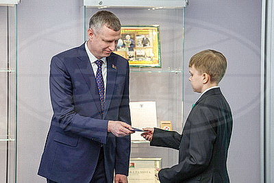 Крутой - школьникам: паспорт - это документ, в котором встречается ваша личная история и корни всей страны