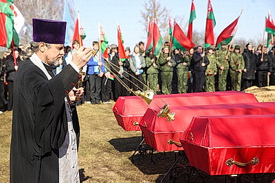 Останки 12 жертв геноцида белорусского народа перезахоронили в Кобрине