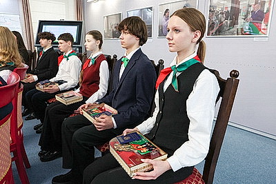 Крутой - школьникам: паспорт - это документ, в котором встречается ваша личная история и корни всей страны