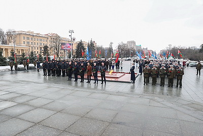 К монументу Победы возложили цветы в День защитников Отечества