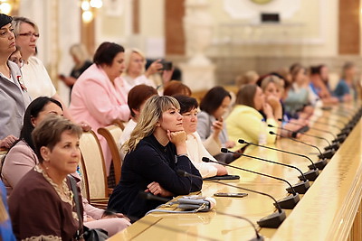 \"Мы разные, но мы едины\". Экскурсия во Дворец Независимости дала старт новому проекту Белорусского союза женщин