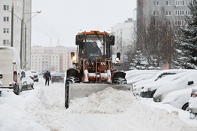 Последствия снегопада устраняют в городах Беларуси