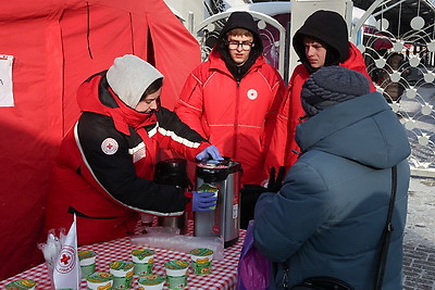 Теплая забота в мороз: волонтеры Красного Креста помогли более 3 тыс. человек в Могилевской области