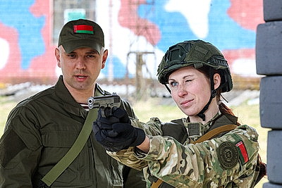 Не только в строю, но и в бою: комбинированный марш-бросок для военнослужащих девушек прошел в Чаусском районе