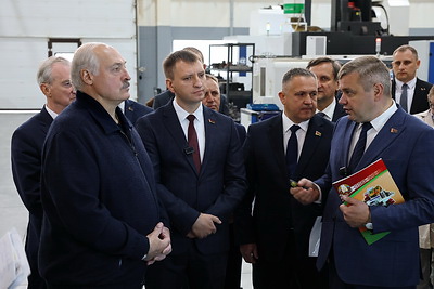 Лукашенко посетил производство лесозаготовительной техники в Логойском районе