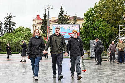 Народное возложение цветов к монументу Победы проходит в Минске