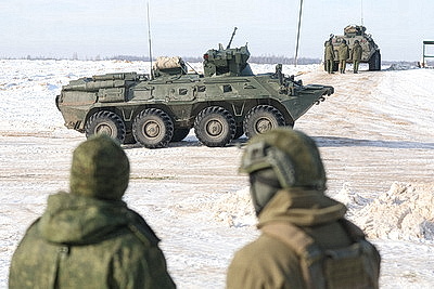 Десантники и гвардейцы во время проверки ВС сдают нормативы по огневой подготовке в Борисовском районе