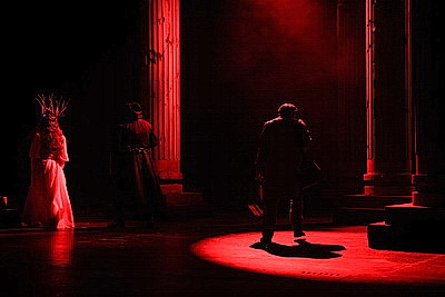 Неонуар, ИИ и более сотни костюмов. Купаловский представит премьеру по роману \"Черный замок Ольшанский\"